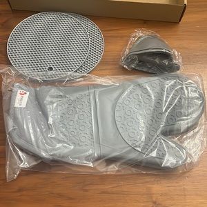 New Silicone Oven Mitts and Trivet Set in Gray